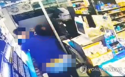 편의점서 흉기 휘두르는 정신병력 30대
