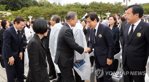5·18 기념식의 문 대통령과 황교안 대표