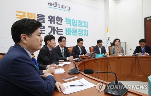 굳은 표정의 바른미래당 의원들