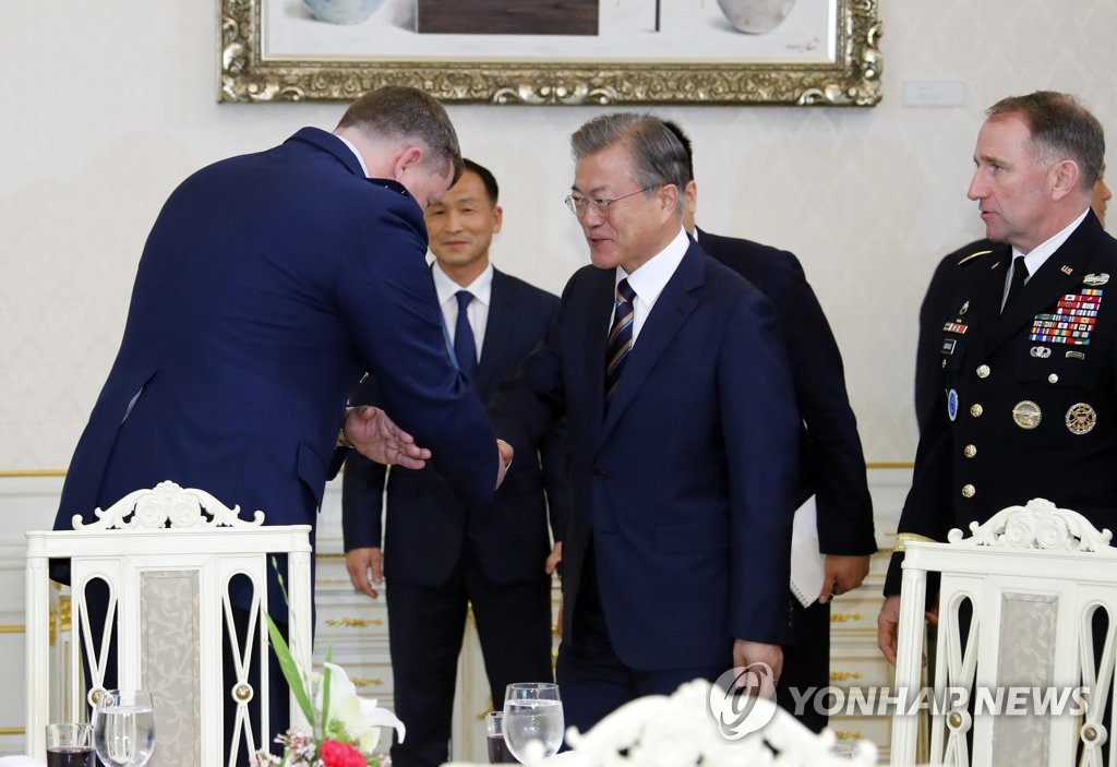 주한미특전사령관과 인사하는 문 대통령