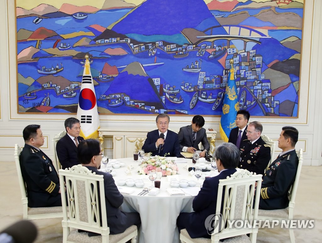 문 대통령, 한미 군 지휘부 초청 오찬 간담회