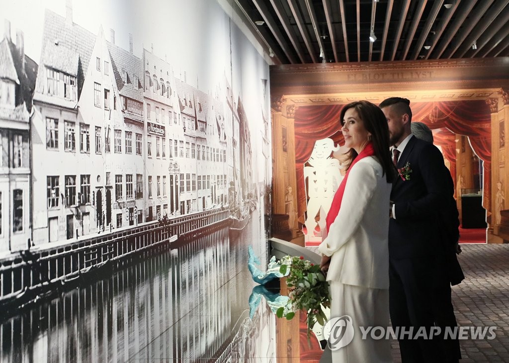 안데르센 전시회 둘러보는 메리 왕세자비