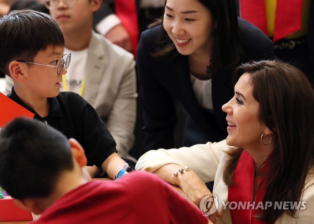메리 왕세자비, 어린이와 눈높이 대화