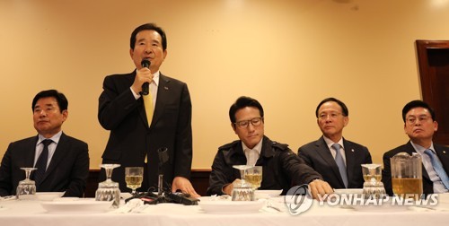 워싱턴특파원 기자간담회에서 발언하는 정세균 전 국회의장