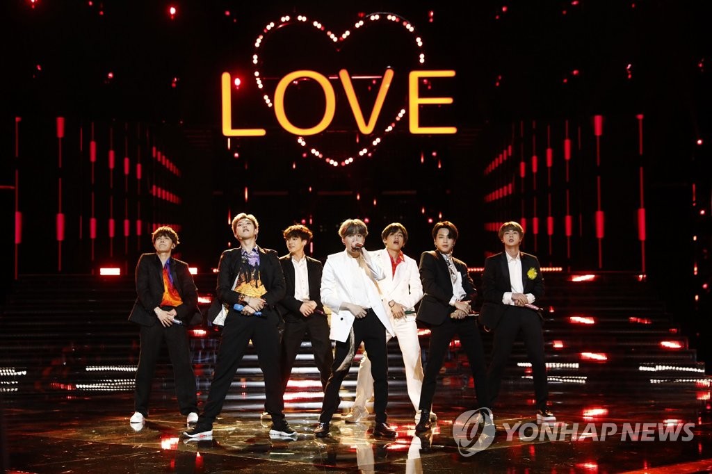 BTS, 미국 '더 보이스' 결승전서 축하 무대