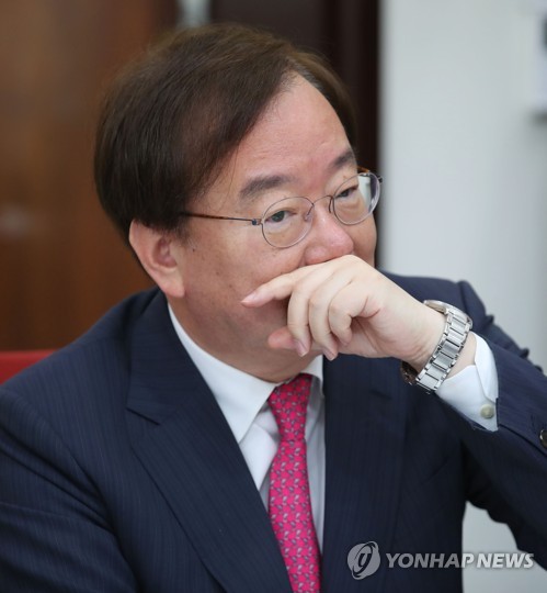 회의 참석한 강효상