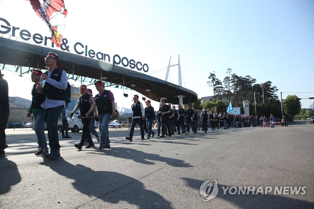 행진하는 노조원