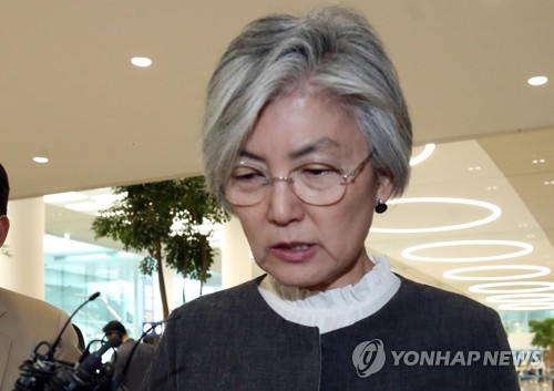 강경화 장관 귀국하며 답변