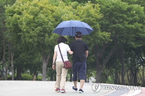 때이른 무더위에 "우산이라도…"