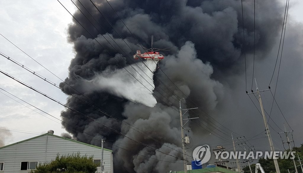 경남 김해 공장 화재 발생, 분주한 소방헬기
