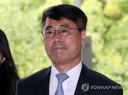 유해용, '사법행정권 남용' 연루 첫 재판 출석