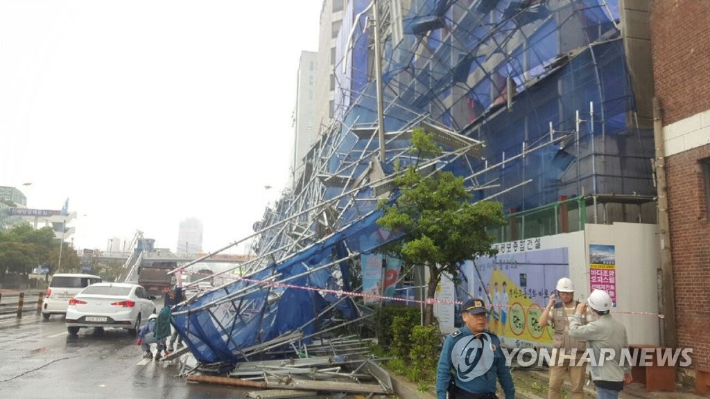 강풍에 대형 안전펜스 와르르