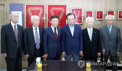 애국지사들과 기념촬영 하는 이해찬 대표