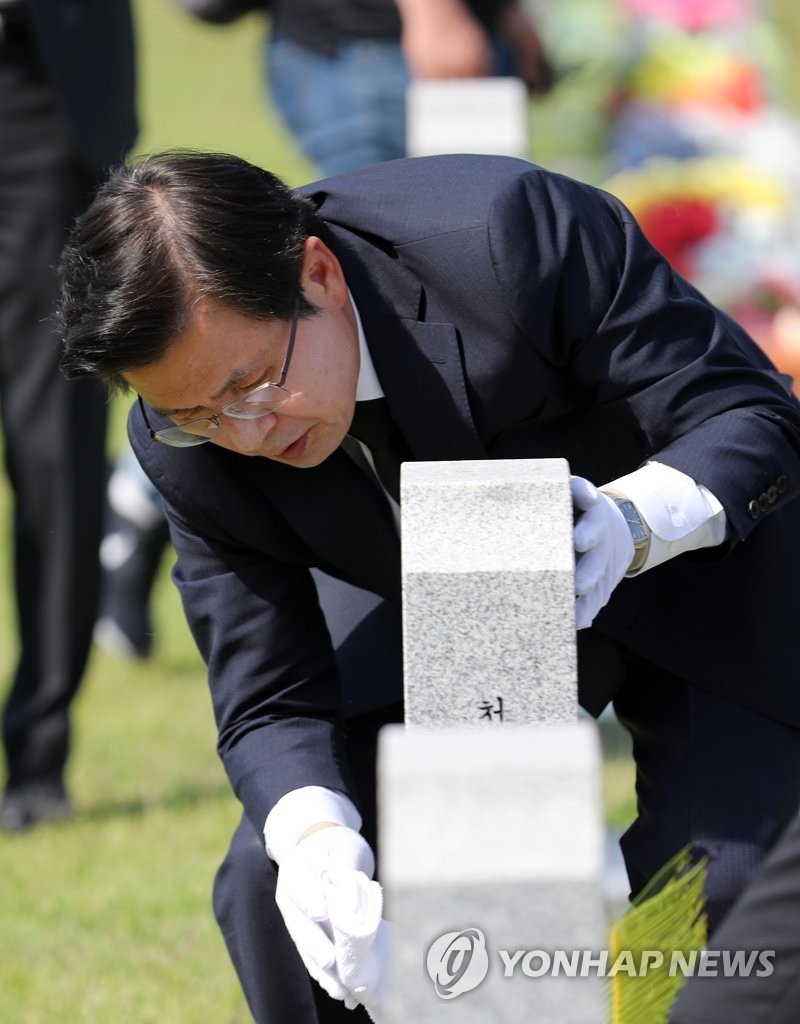 현충원 묘비 닦는 황교안