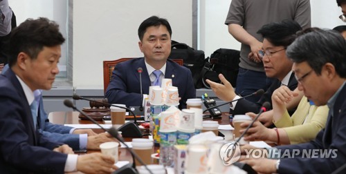 이야기하는 김종민과 장제원