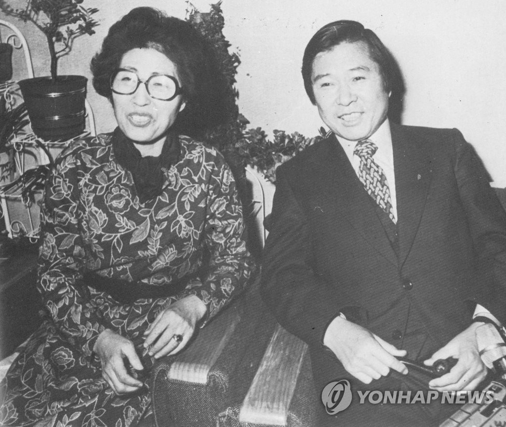 故김대중 전 대통령과 함께 기자회견하는 이희호 여사