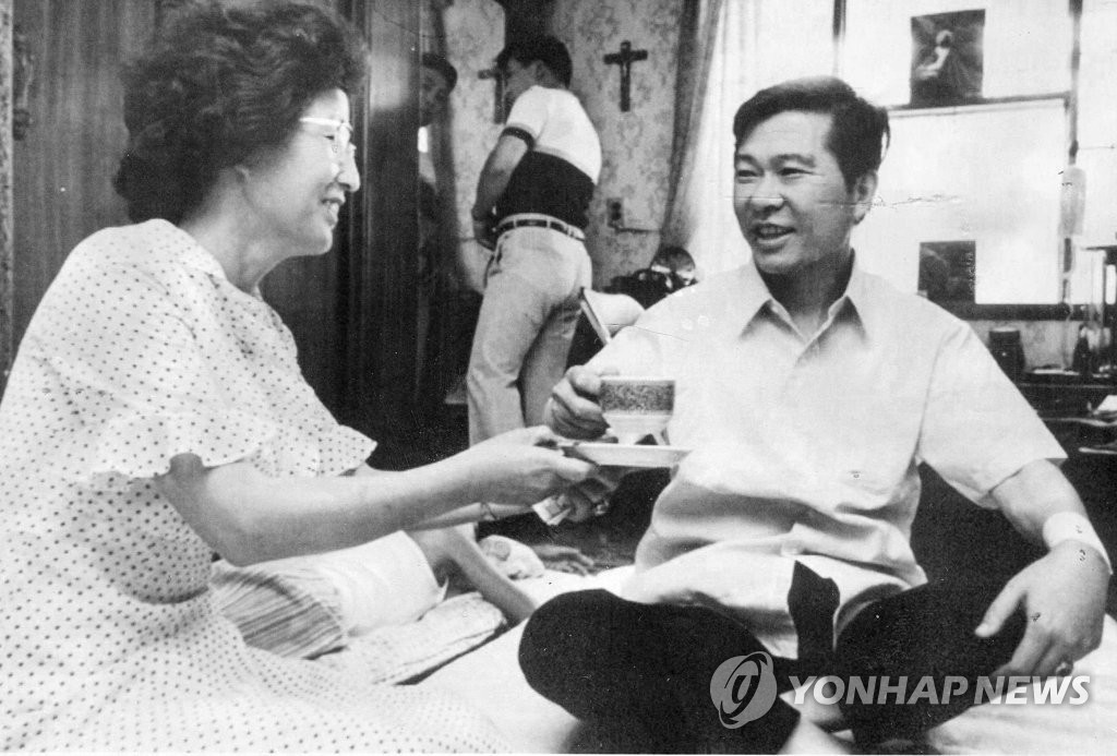 차 마시며 담소 나누는 故김대중 전 대통령과 이희호 여사