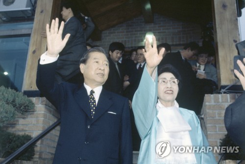 손 흔드는 故김대중 전 대통령과 이희호 여사