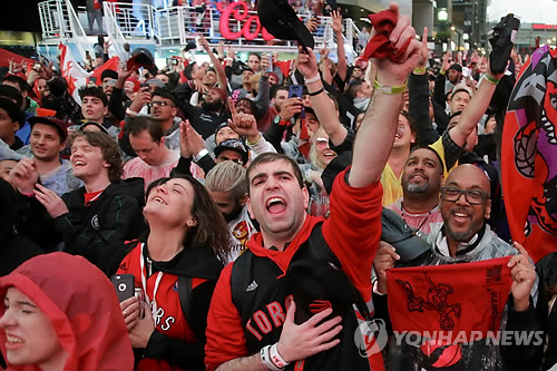 NBA 결승 5차전 앞둔 토론토 팬들 응원 열기