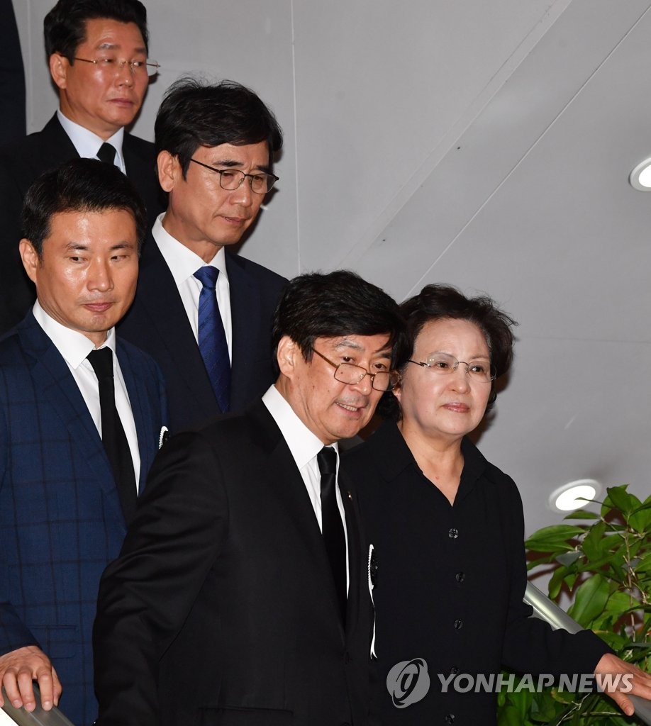 이희호 여사 빈소 찾은 권양숙 여사와 유시민
