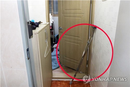 휘어진 목발