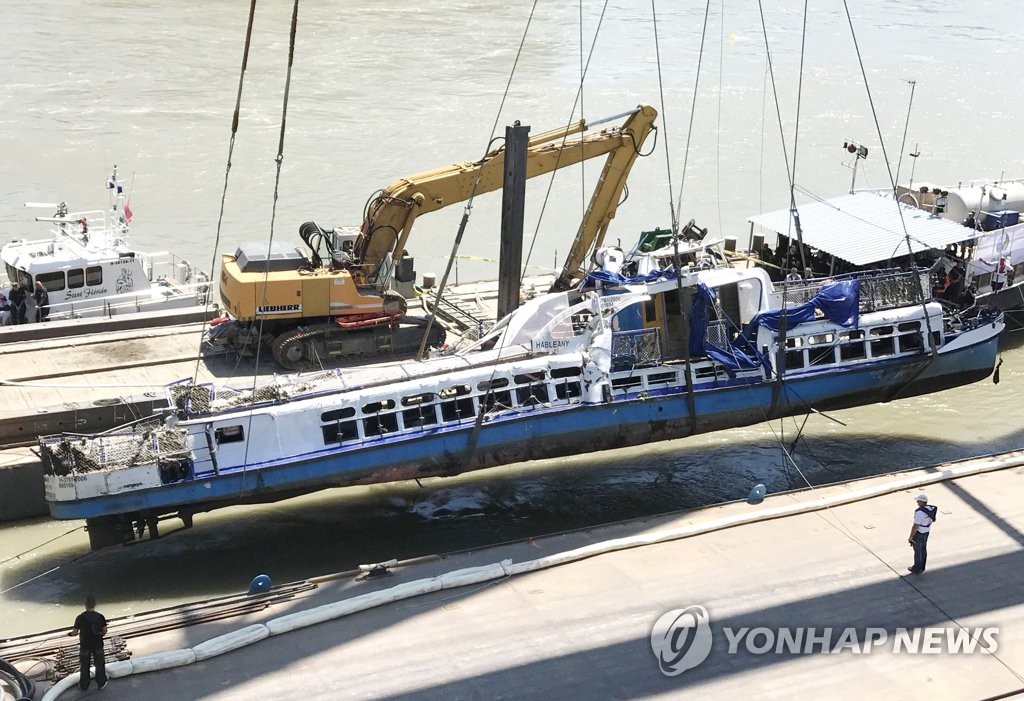 수면 위로 뜬 훼손된 허블레아니호