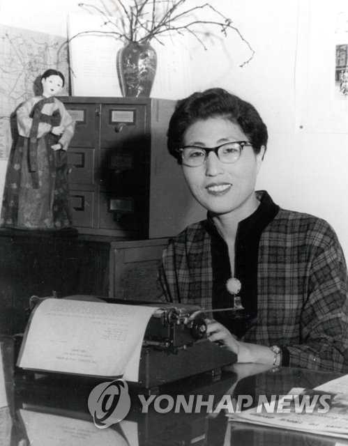 대학YWCA연합회 초대 총무 맡은 이희호 여사