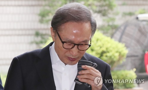 법정 향하는 이명박 전 대통령