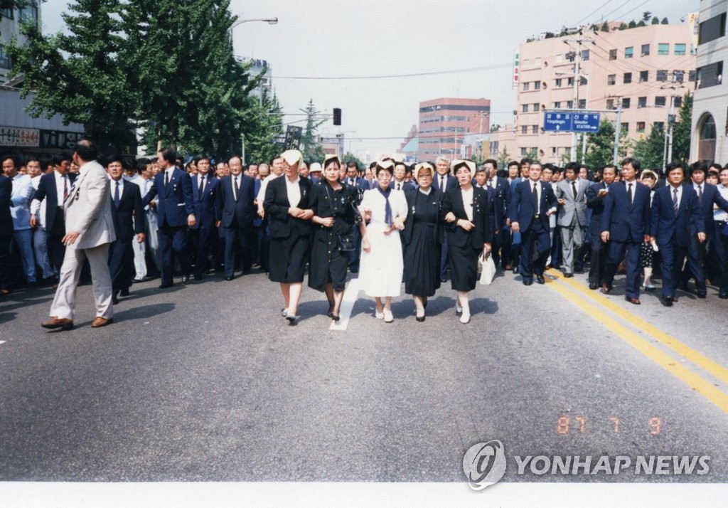 이한열 열사 장례식 나온 이희호 여사