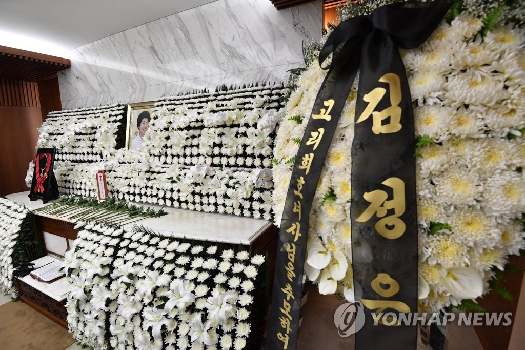 N.K. leader offers condolences over former first lady's death N.K. leader offers condolences over former first lady's death