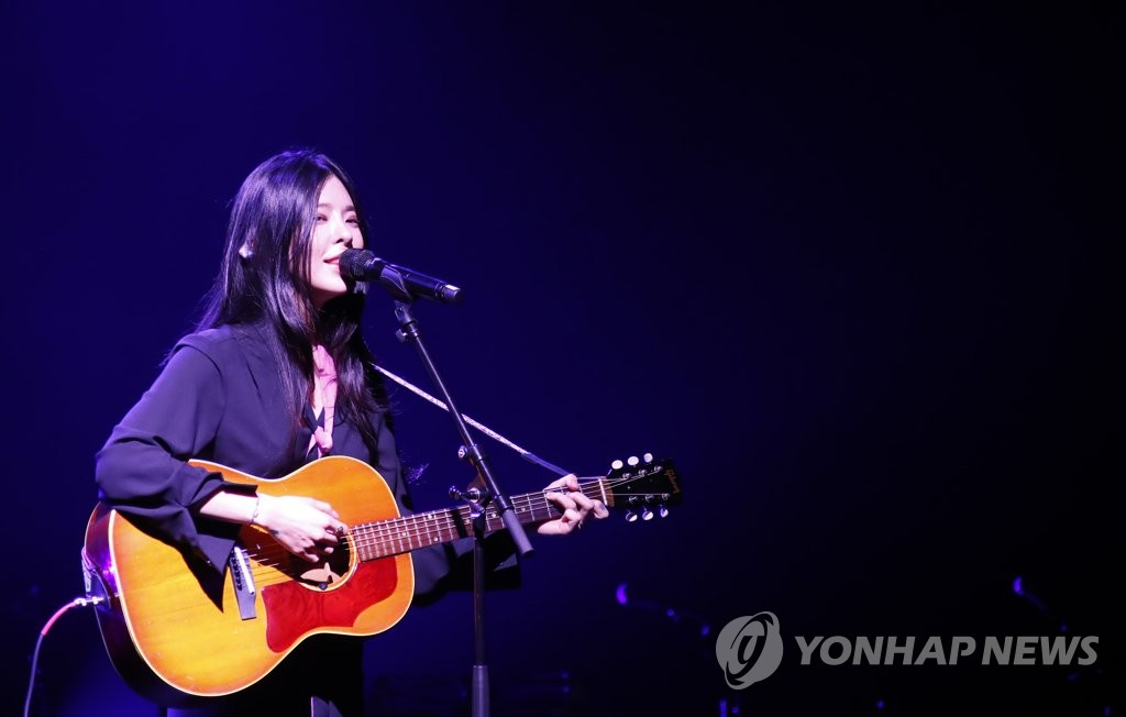노르웨이에서 공연하는 가수 장재인