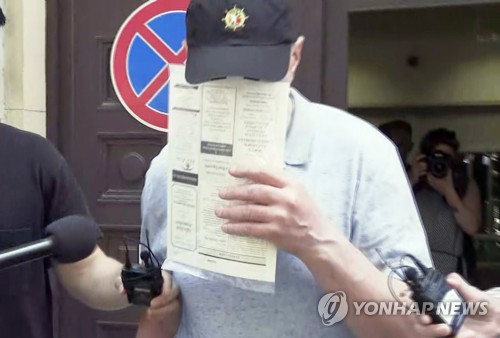 얼굴 가린 헝가리 유람선 사고 '가해 선박' 선장