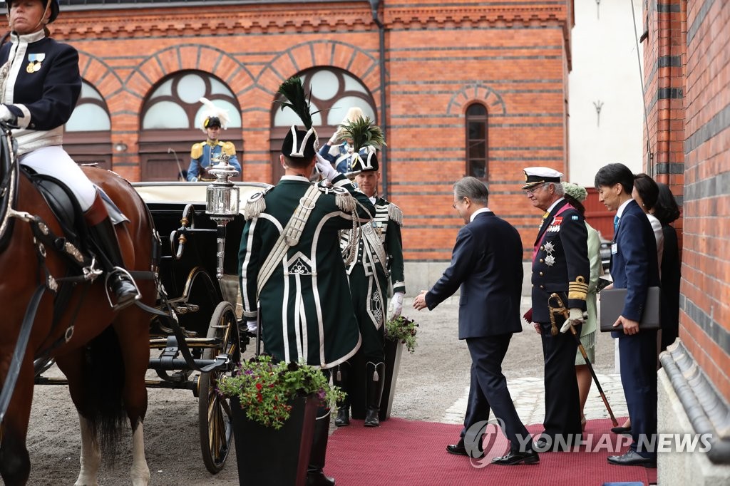 마차에 오르는 문 대통령과 스웨덴 국왕
