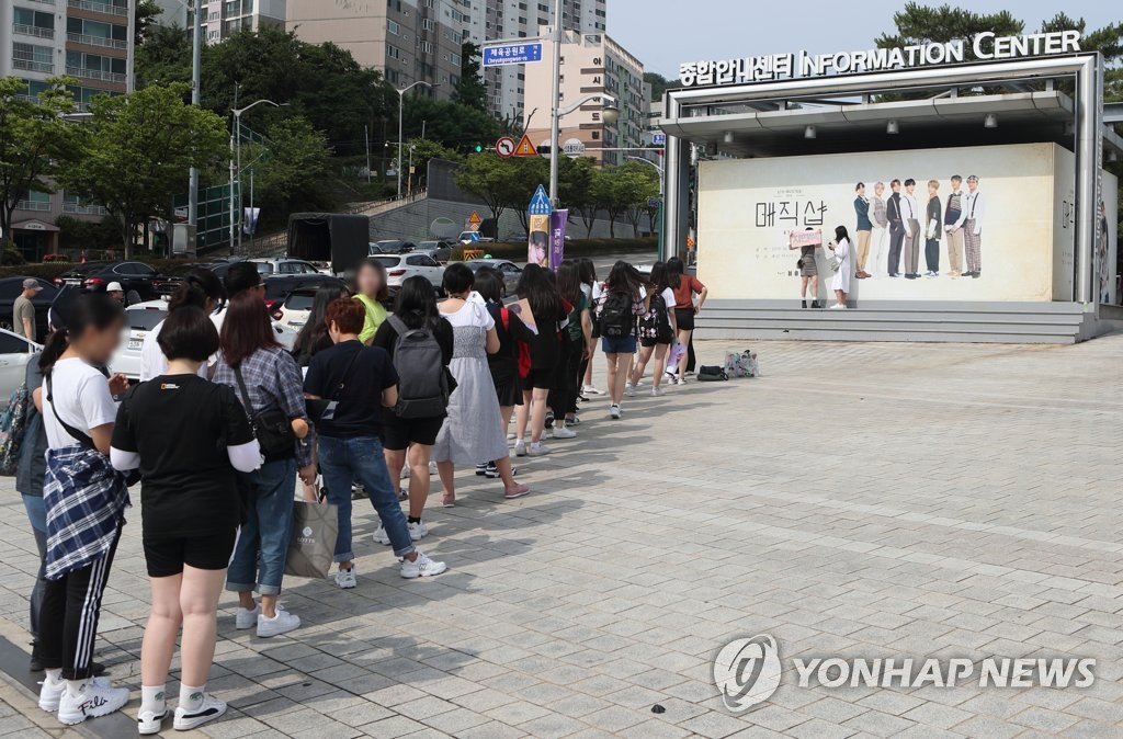 BTS 멤버 사진과 기념사진을