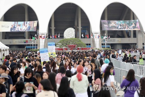 부산 아시아드경기장 방탄 아미 부산 집결