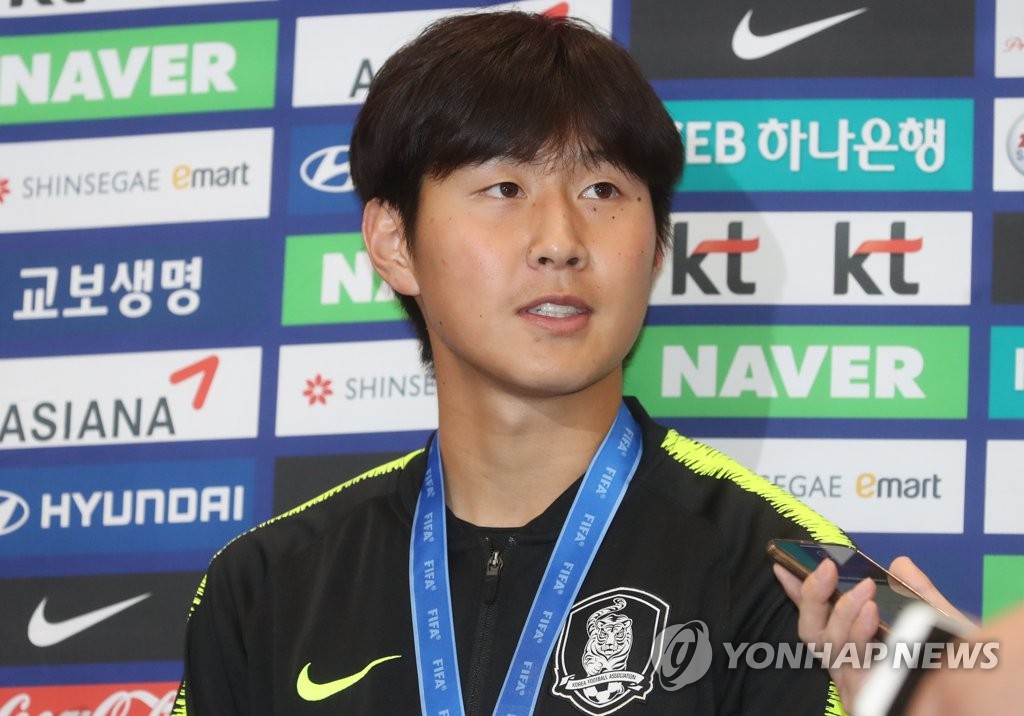 질문에 답하는 이강인
