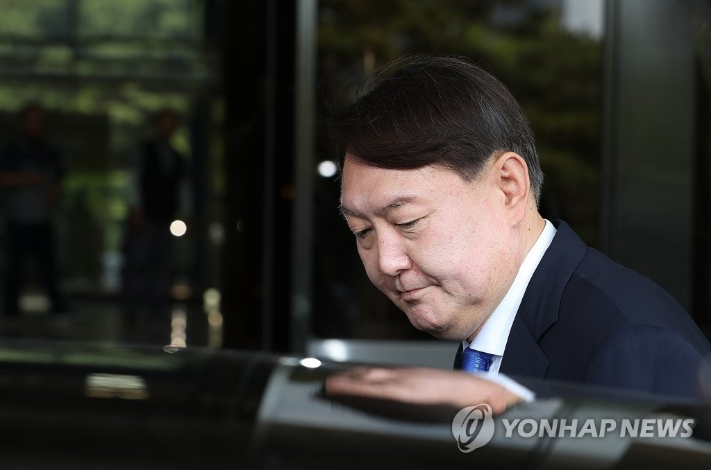 차량에 탑승하는 윤석열 신임 검찰총장 후보자