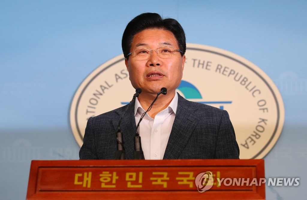 자유한국당 탈당 기자회견 하는 홍문종