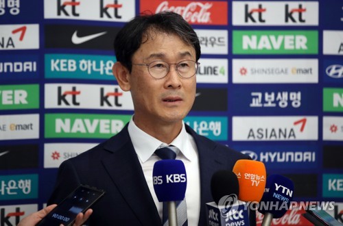 귀국 인터뷰하는 윤덕여 감독