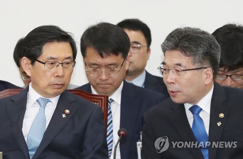 이야기 하는 법무부 장관과 경찰청장