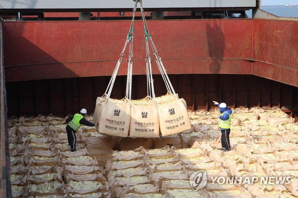 ２０１０年１０月、北朝鮮に送るため韓国の群山港で船積みされたコメ。韓国は水害支援のため北朝鮮にコメを無償支援した（資料写真）＝（聯合ニュース）
