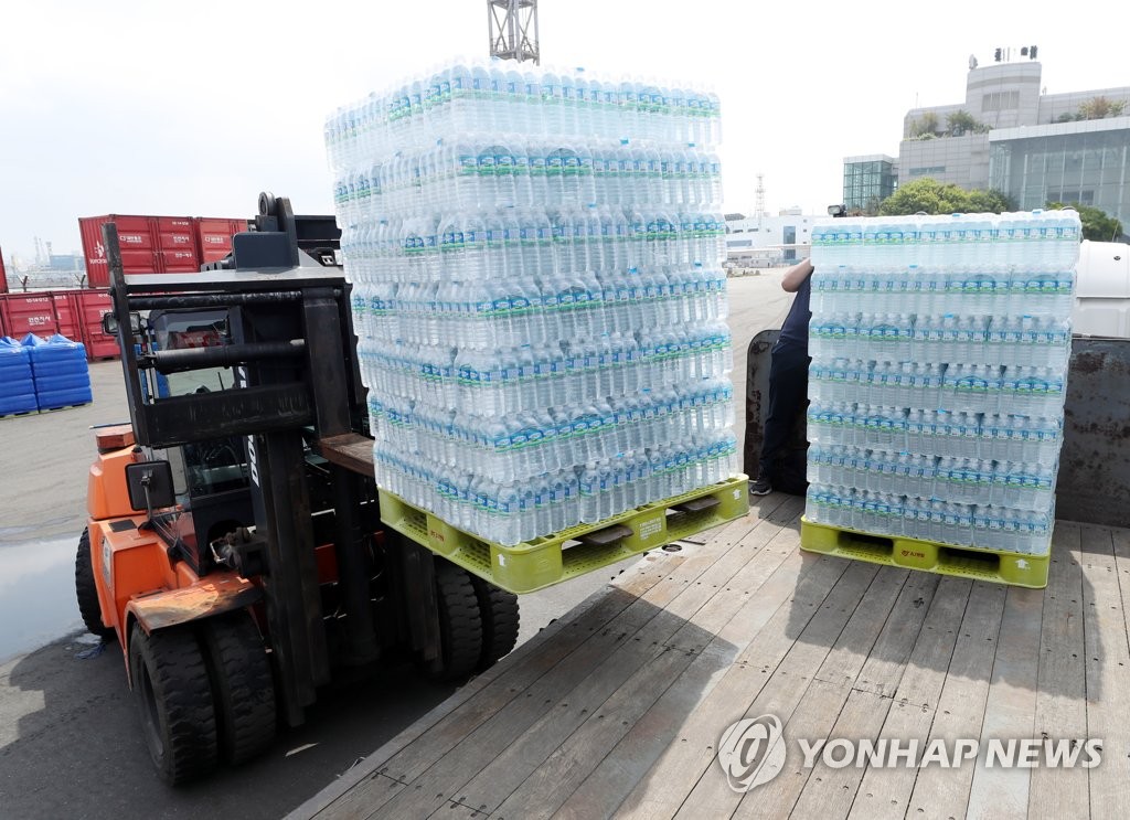 인천 주민들에 지원한 생수