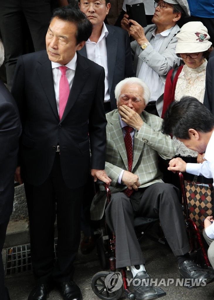 눈물 흘리는 최형우 전 장관