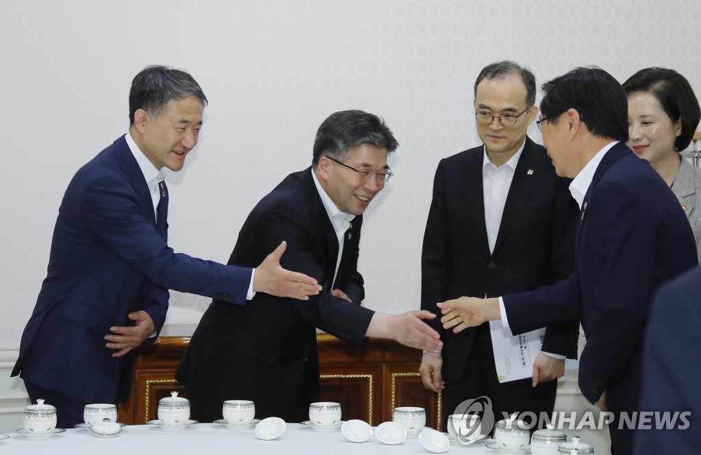 인사하는 반부패정책협의회 참석자들