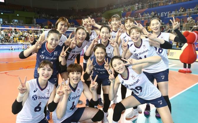 VNL 일본전 승리 후 기뻐하는 선수들