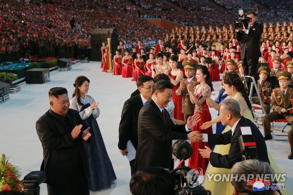 예술공연 관람한 시진핑 주석과 김정은 위원장
