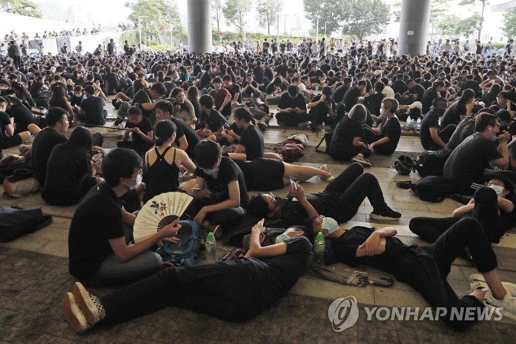 검은 옷 입고 '송환법 반대' 시위 벌이는 홍콩 시민들