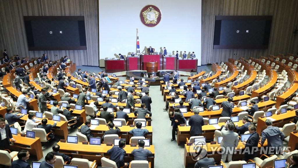 한국당 불참...80일 만에 열린 국회 본회의