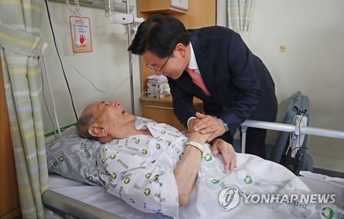보훈병원 환자 위문하는 황교안 대표