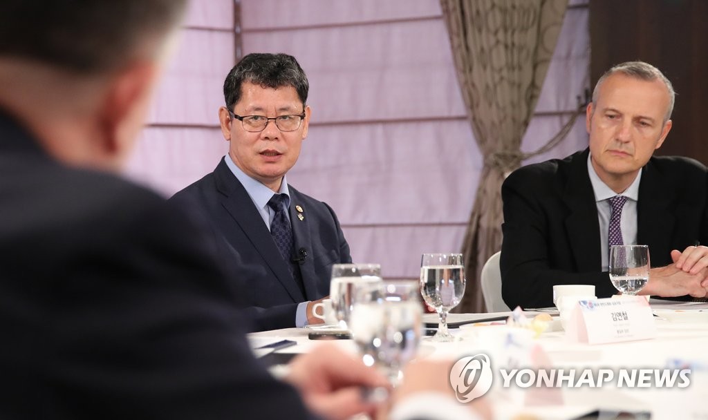 주요 통신사 인터뷰하는 통일부 장관